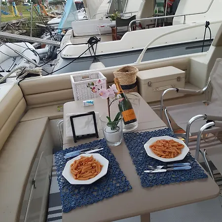 Πλωτό κατάλυμα Elki4rent Λα Σπέτσια